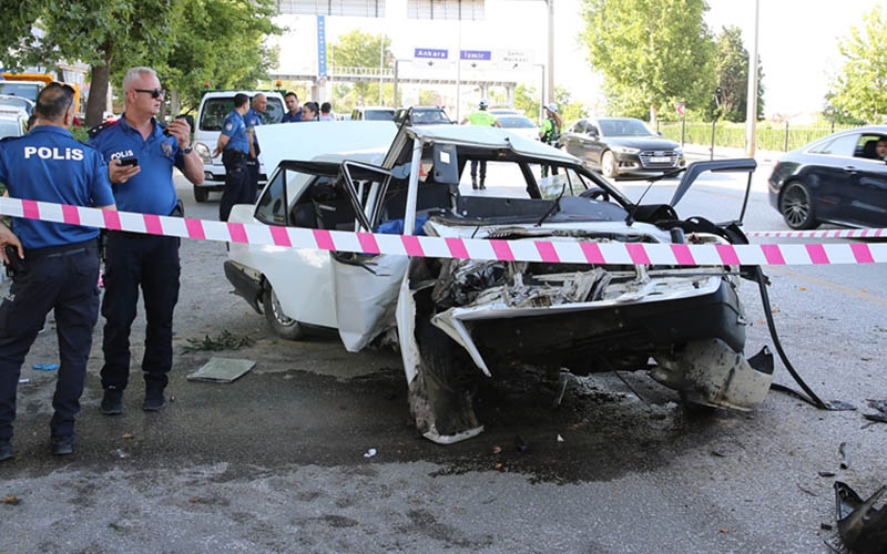 Ağaca çarpan otomobildeki bir kişi öldü, 4 kişi yaralandı