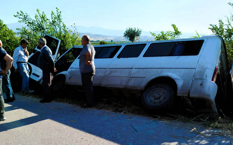 Servis aracı devrildi, 6 işçi yaralandı