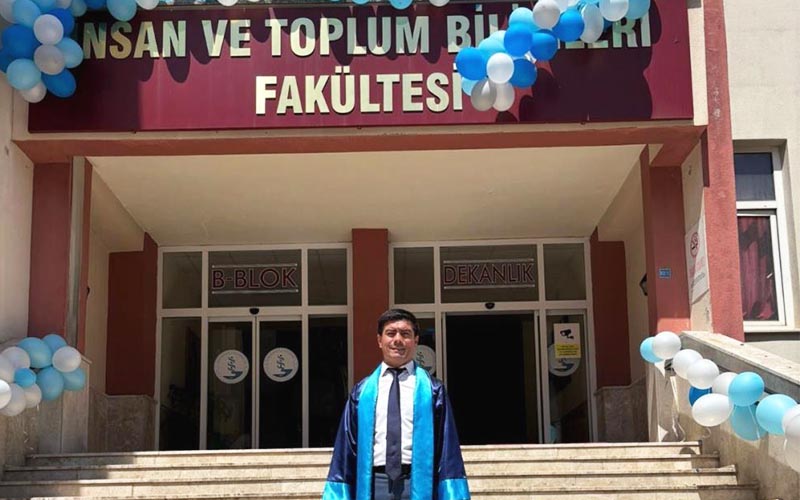 Emekli astsubay 7. üniversite diplomasını aldı