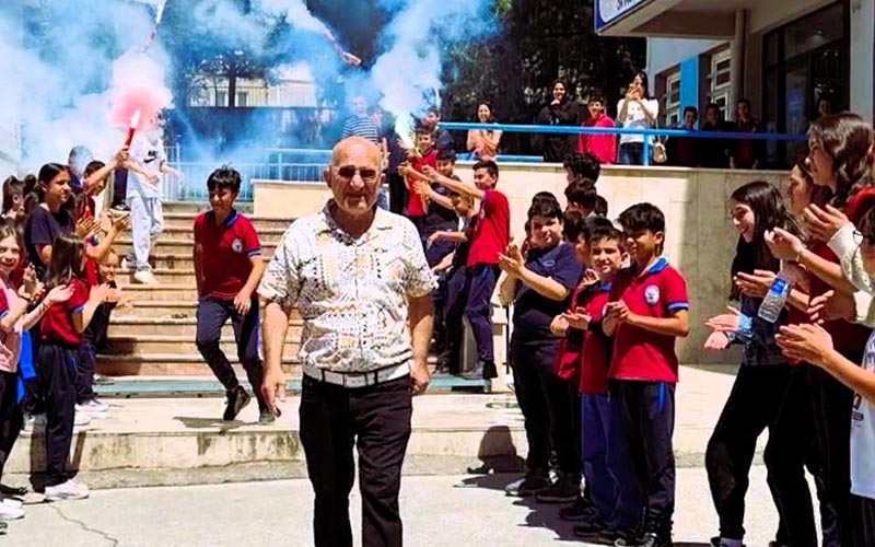 Öğretmeni emekliliğe öğrencileri ve meslektaşları uğurladı