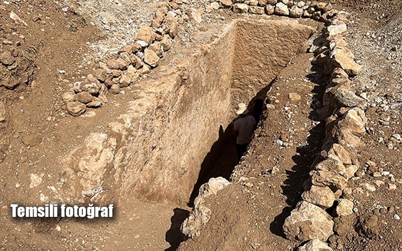 Tarlada kaçak tarihi eser kazısı