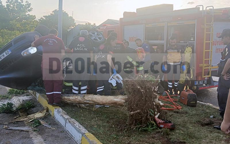 Otomobil ağaca çarpıp devrildi, 3 kişi yaralandı