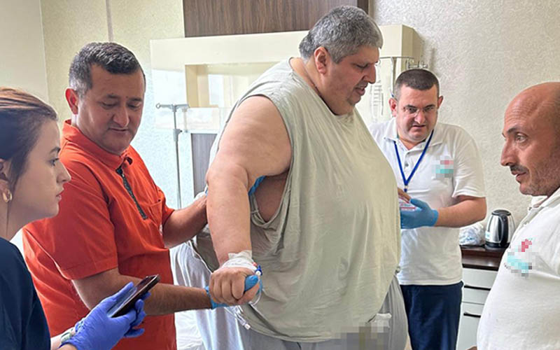Yatağa bağımlı yaşayan 310 kiloluk obezite hastasından ilk adımlar