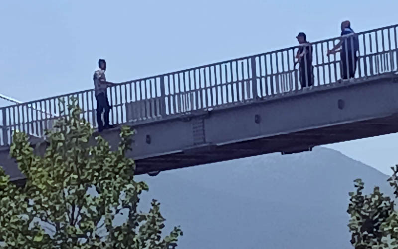 Üst geçitte intihar girişimi