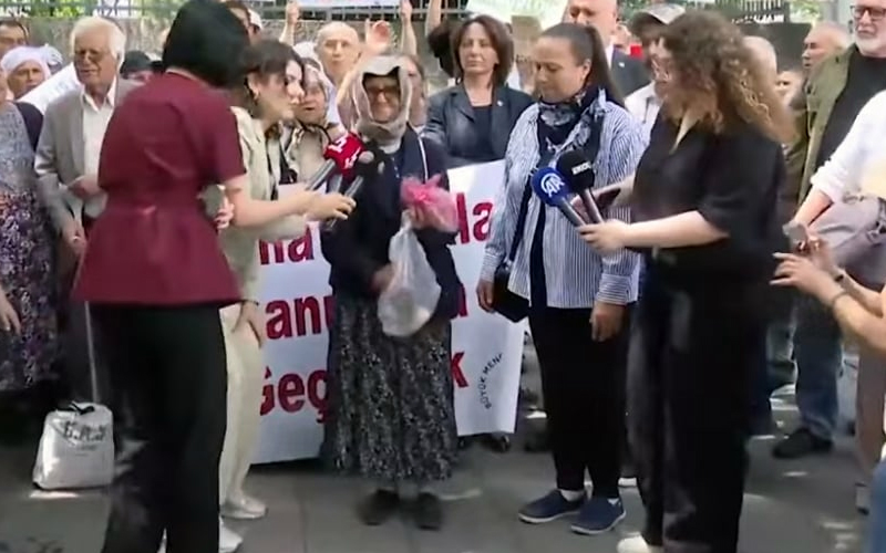 Denizlili Hatice Nine, ekmeğiyle, tohumlarla Meclis’in önünde