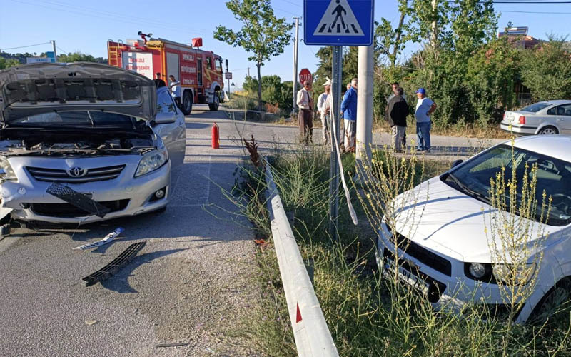 İki otomobil çarpıştı, yaralılar var