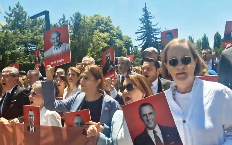 CHP milletvekilleri Adalet Bakanlığına yürüdü