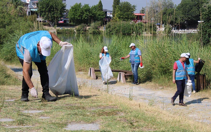 Denetimli serbestlik yükümlüleri Pamukkale’de çöp topladı