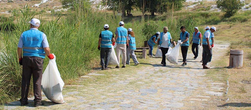 Denizli'de denetimli serbestlik yükümlüleri, Pamukkale'de çöp topladı