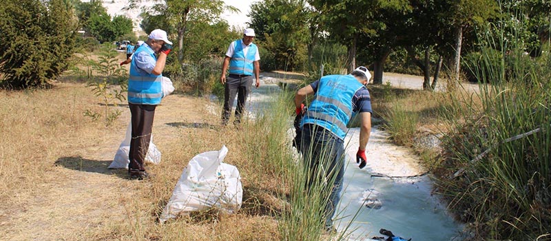 Denizli'de denetimli serbestlik yükümlüleri, Pamukkale'de çöp topladı