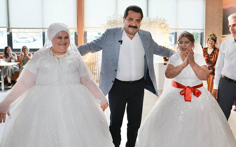 Gelinlik hayalleri temsili düğünle gerçek oldu