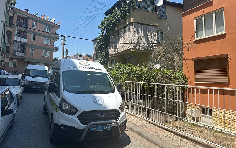 Evinde kendini asarak intihar etti