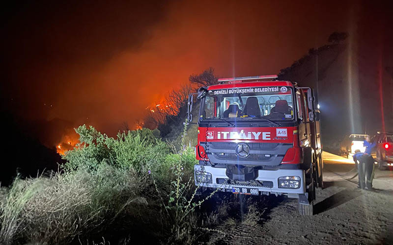 DBB İtfaiyesi İzmir ve Manisa’daki yangınlarda görev aldı