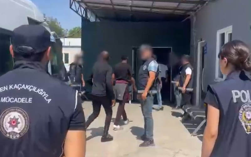 Kamerunlu göçmen kaçakçısı tutuklandı, Afrika  uyruklu 11 kişi otelde yakalandı