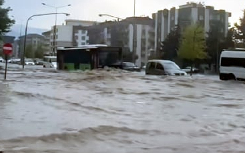 Sağanak yağmur sele dönüştü