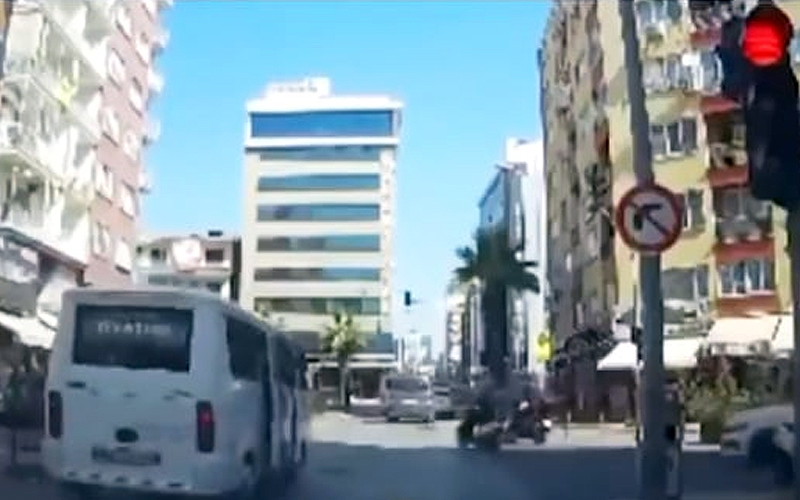 Kırmızı ışık ihlali yapan minibüsün sürücüsüne para cezası