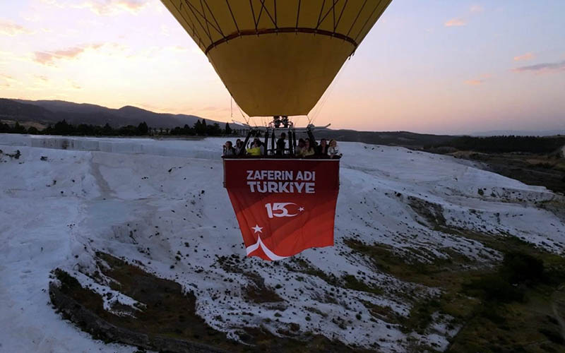 Pamukkale’de sıcak hava balonları Türk bayraklarıyla havalandı