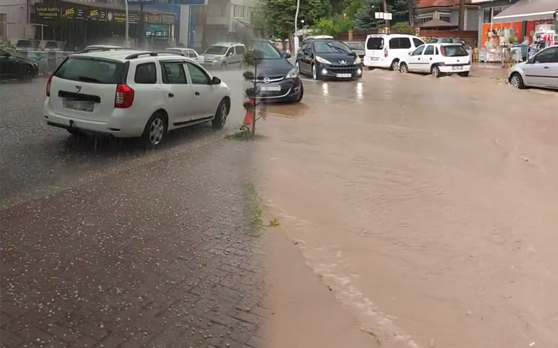 Tavas’a önce dolu yağdı, ardından yağmur