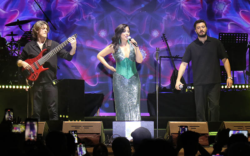 Zara, Denizli’deki fuarda konser verdi