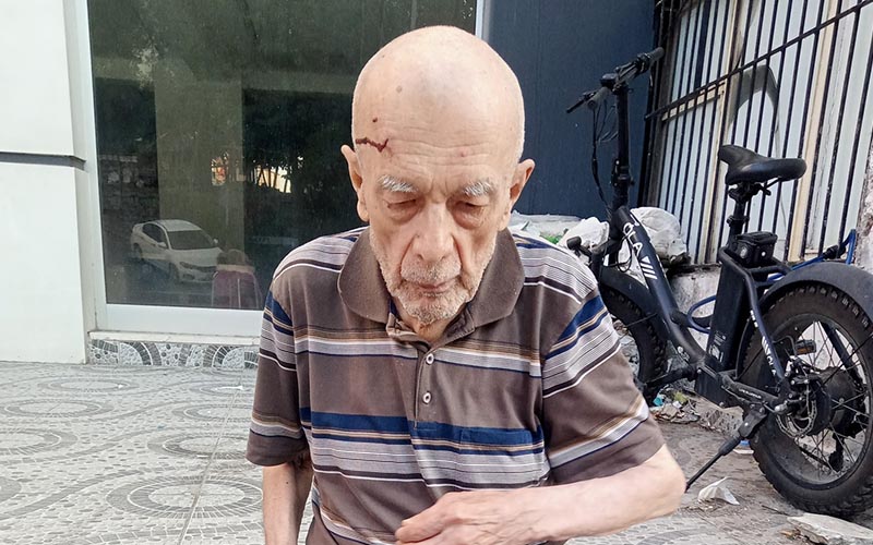 Yaşlı adam sokakta kaldı, nereye gideceğini bilmiyor