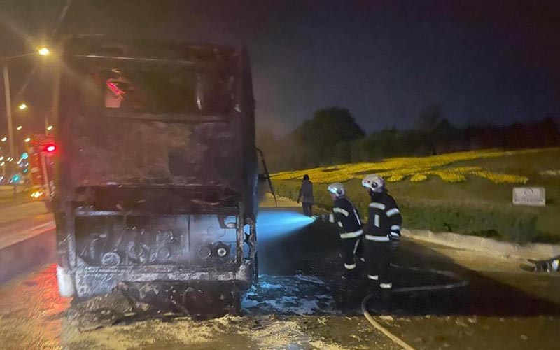 Tur otobüsü seyir halindeyken yandı