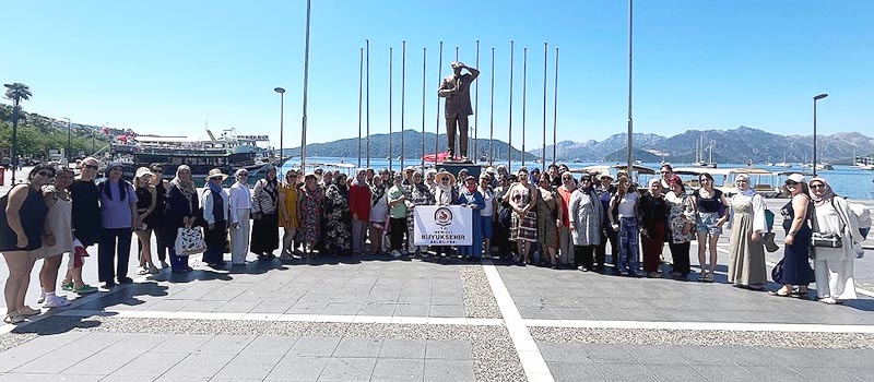 Yüzme öğrenen kadınlar denize götürüldü