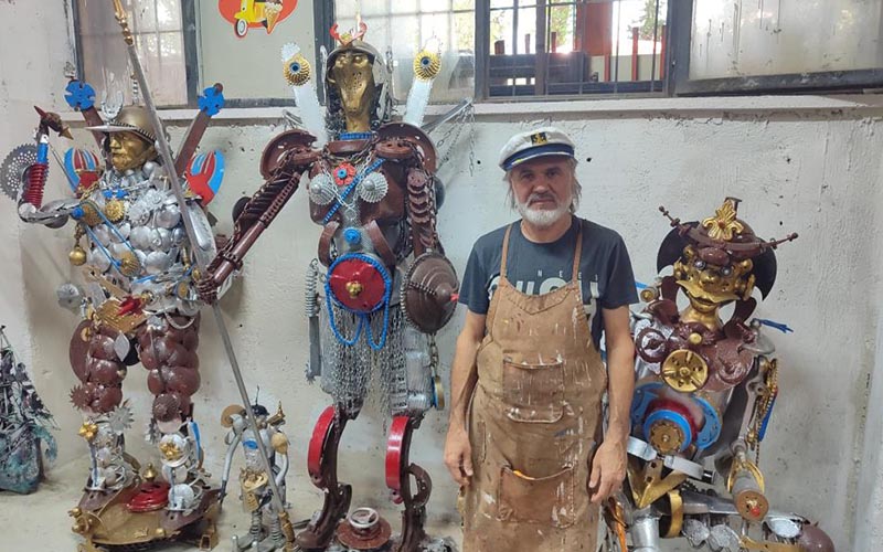 Demir ustası hurdalardan sanat eseri yaratıyor