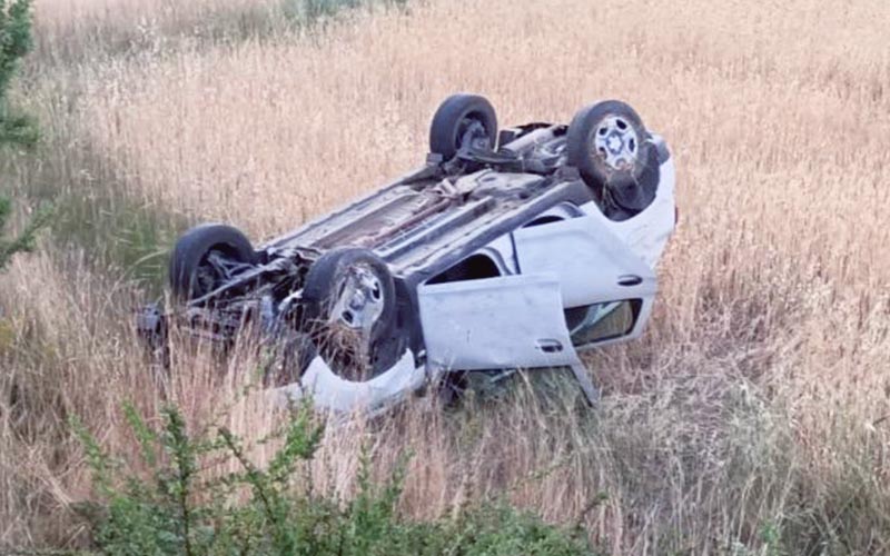 Otomobil tarlaya yuvarlanıp devrildi: 3 kişi yaralı