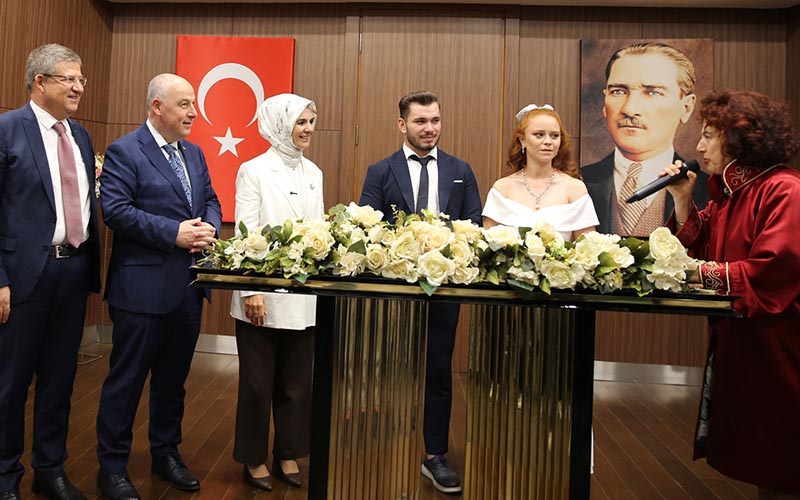 Bakan Göktaş, fondan faydalanan çiftin nikah törenine katıldı