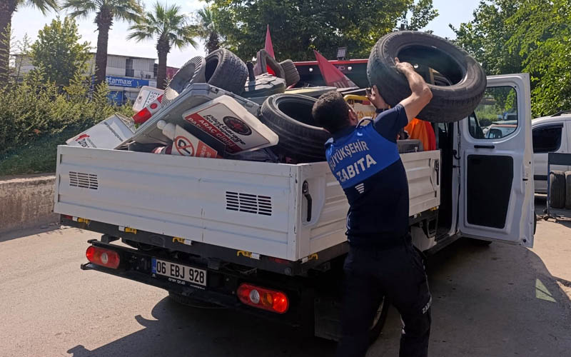 Zabıta ekipleri duba, reklam panosu ve lastikleri topladı