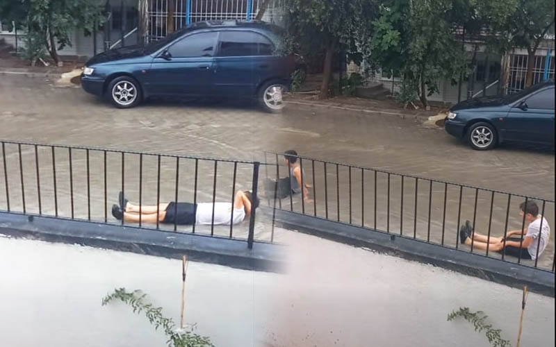 Yol suyla doldu, çocuklar eğlenceye çevirdi