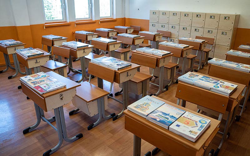 Ders kitapları okul sıralarında