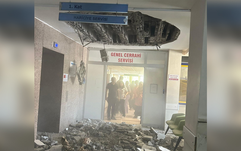 Denizli Devlet Hastanesinin tavanı çöktü