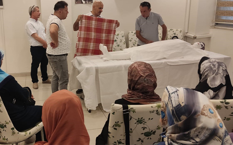 Gassallara cenaze yıkama ve kefenleme eğitimi verildi
