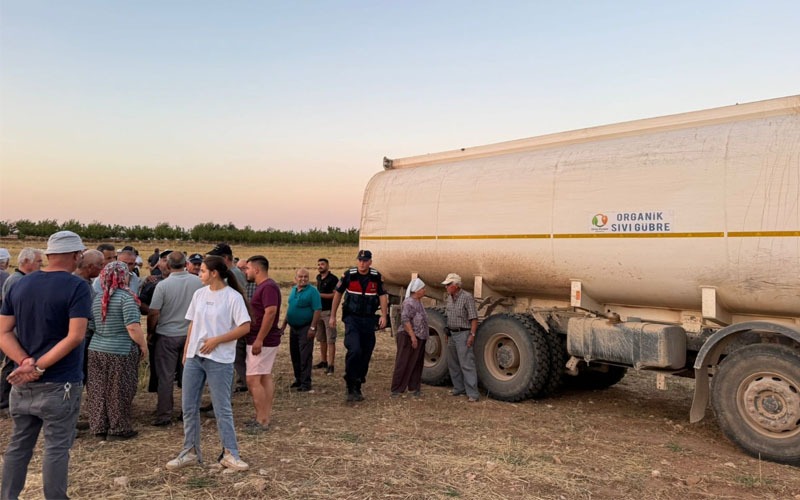 Tarlaya dökülen sıvı gübre köylüyü ayaklandırdı