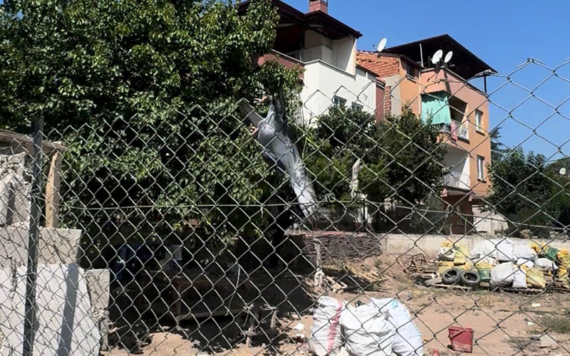Tellere takılı kalan güvercinleri muhtar kurtardı