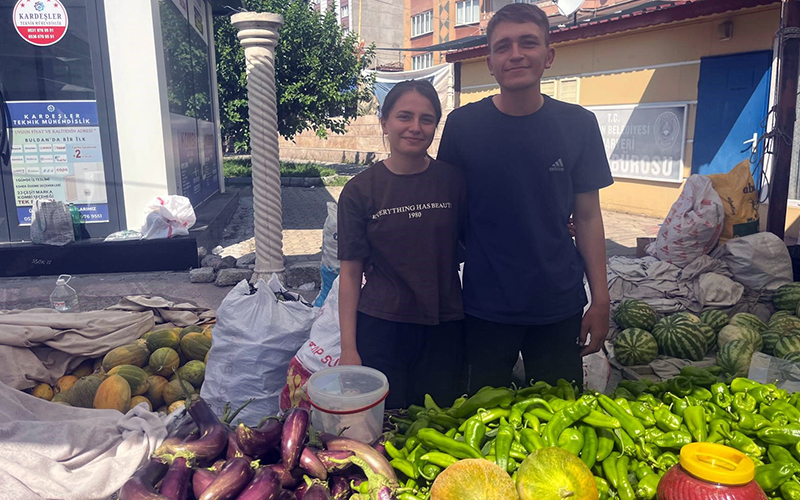 Üniversite öğrencisi kardeşler harçlık için çalışıyor