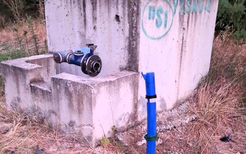 Tarlasından izinsiz geçirildiğini iddia ettiği boruları parçaladı