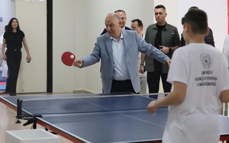 Spor kurslarını ziyaret eden Vali Coşkun masa tenisi oynadı