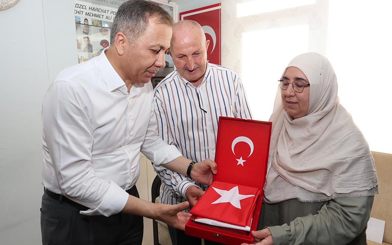Bakan Yerlikaya, şehit ailesini ziyaret etti