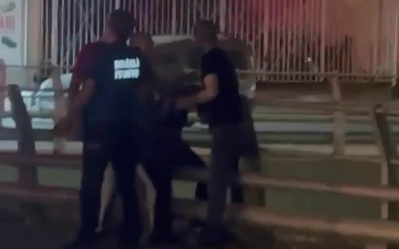 Bir kadın köprülü kavşaktan atlamak istedi