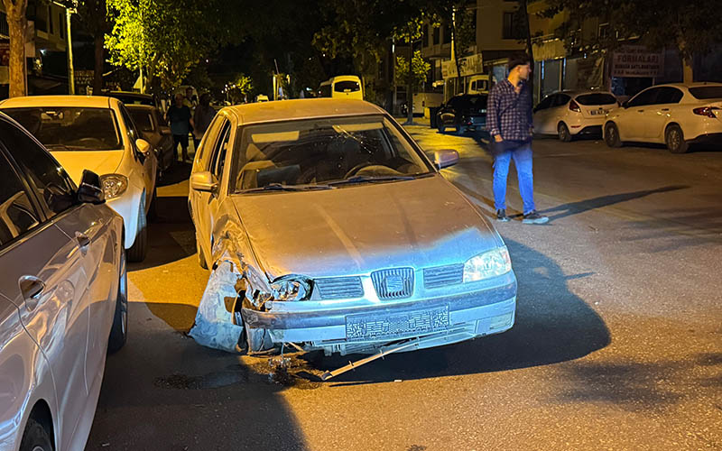 Otomobiliyle park halindeki araçlara çarptı