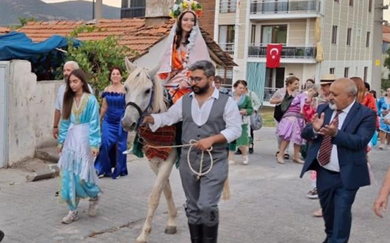 Gelin atla alındı, damat körüklü çizme giydi