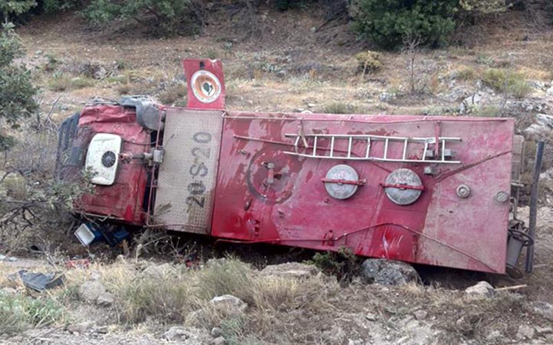 Buldan’da yangın bölgesinden dönen arazöz devrildi