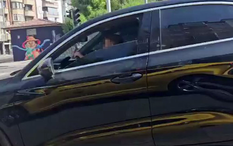 Tehlikeli hareket: Çocuğa araç kullandırdılar