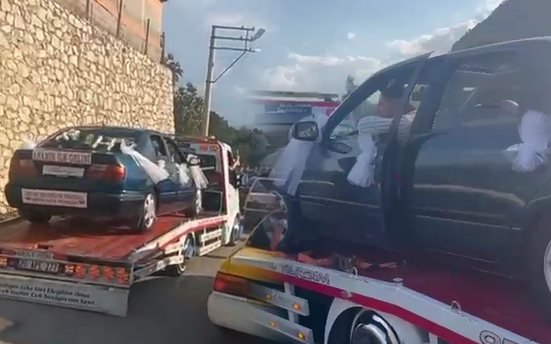 Arıza yapan gelin aracı çekiciyle taşındı