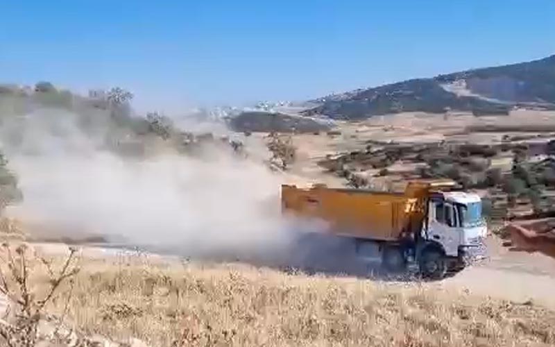 Hafriyat kamyonları yüzünden toz soluyorlar