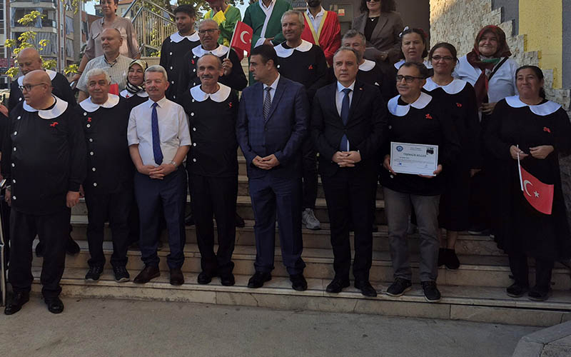 Veliler siyah önlük giydi