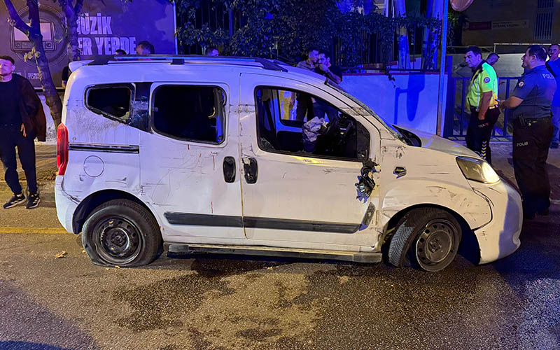 Kontrolden çıkan araç kaldırıma çarptı: 4 kişi yaralandı