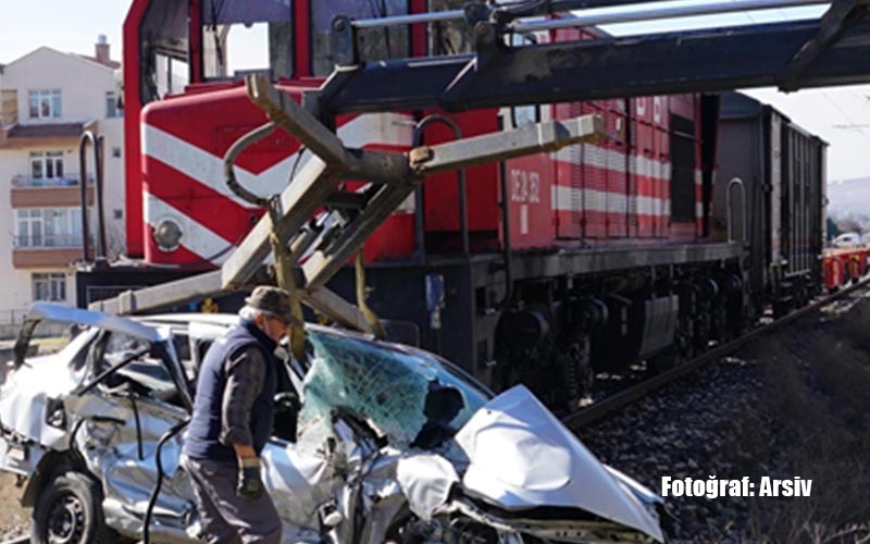 Denizli treninin çarptığı otomobilin sürücüsü öldü